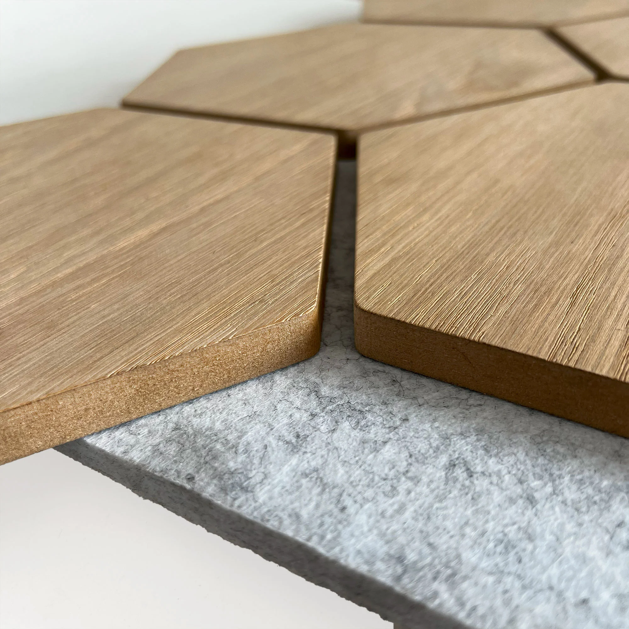 Hexagon Panel Naturel Eiken met Grijs Vilt 81CM | Akoestisch | Wanddecor | Zeshoekig - Image 4
